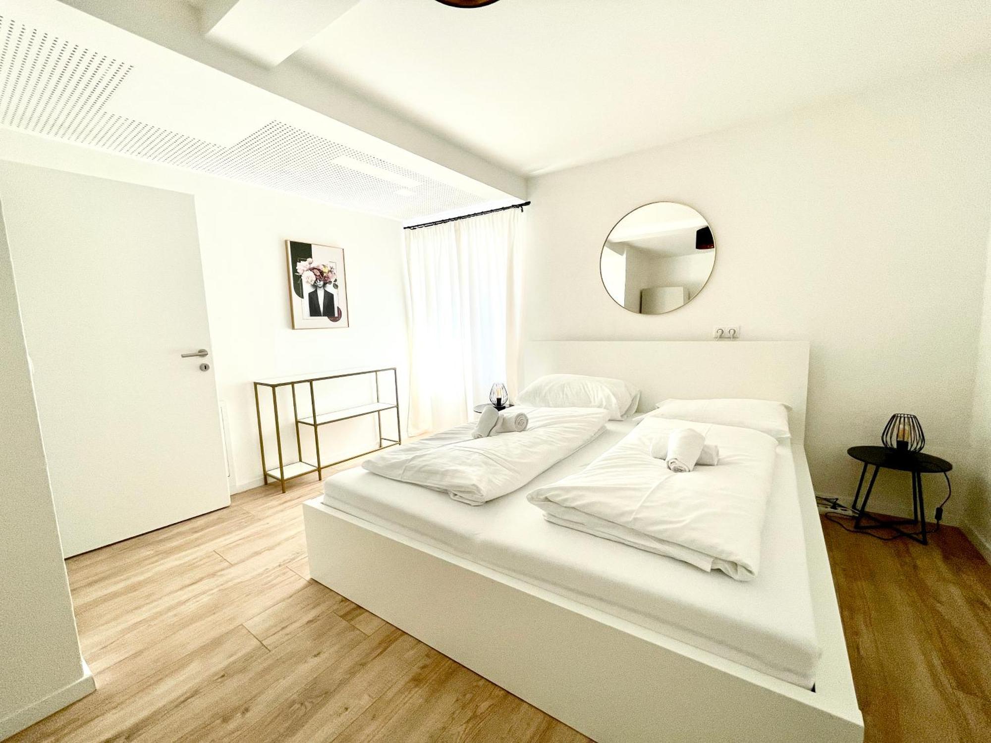 Contactless Self-Check-In - Stayhere Central City Suite 1 Graz Exteriör bild